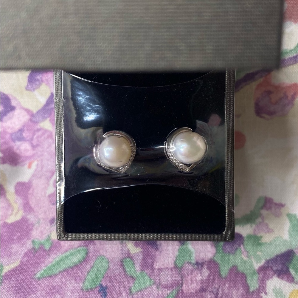 B Catcher Pearl Earrings